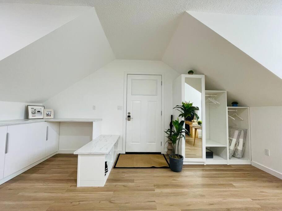 Stylish Cozy One Bedroom Studio With Free Parking Victoria Ngoại thất bức ảnh