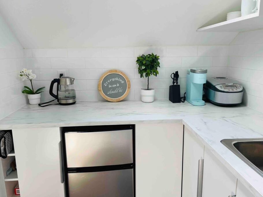 Stylish Cozy One Bedroom Studio With Free Parking Victoria Ngoại thất bức ảnh