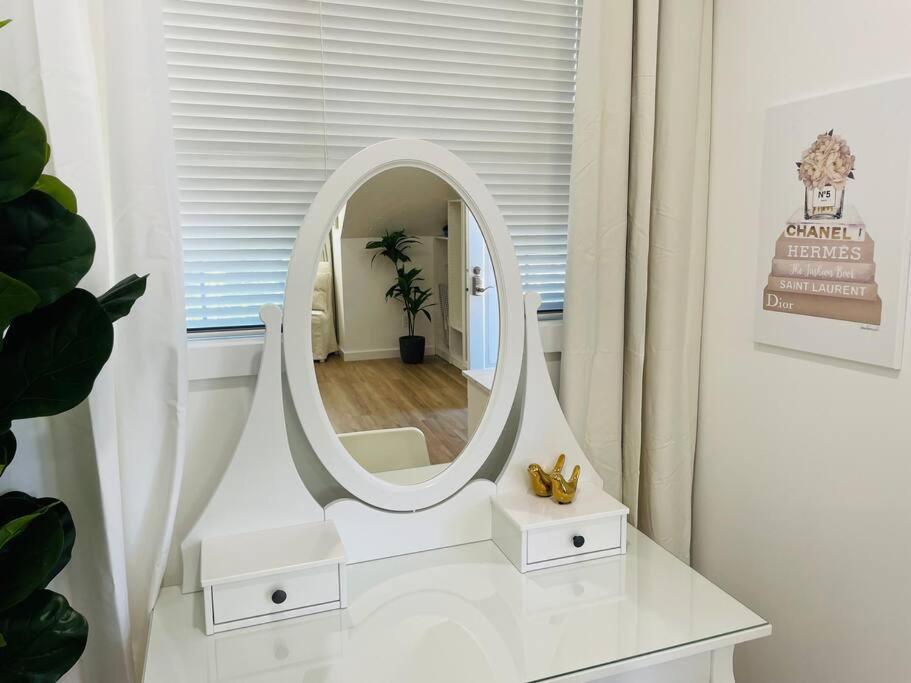 Stylish Cozy One Bedroom Studio With Free Parking Victoria Ngoại thất bức ảnh