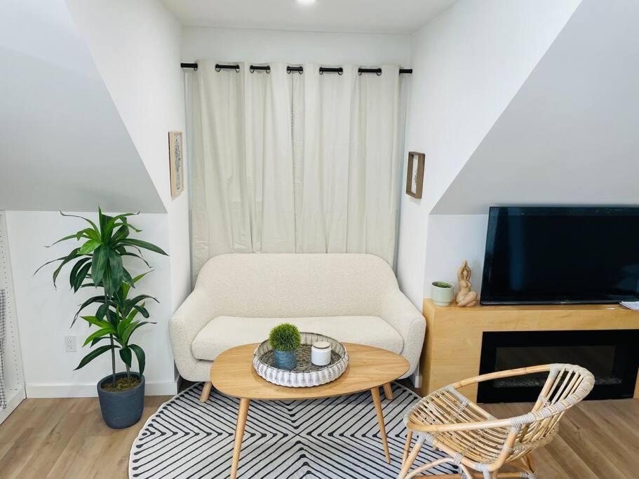 Stylish Cozy One Bedroom Studio With Free Parking Victoria Ngoại thất bức ảnh