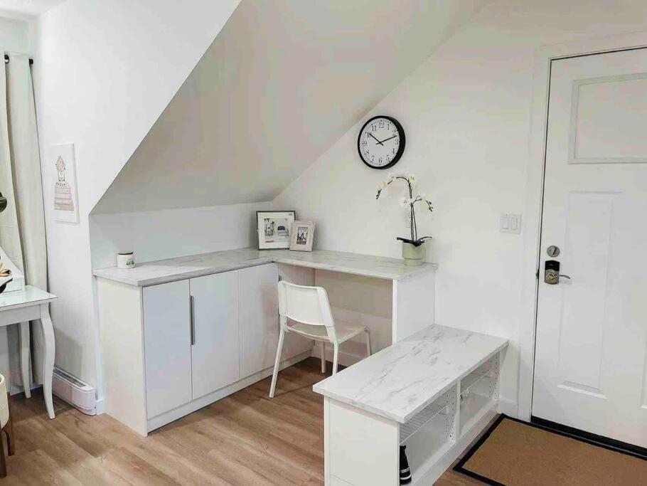 Stylish Cozy One Bedroom Studio With Free Parking Victoria Ngoại thất bức ảnh